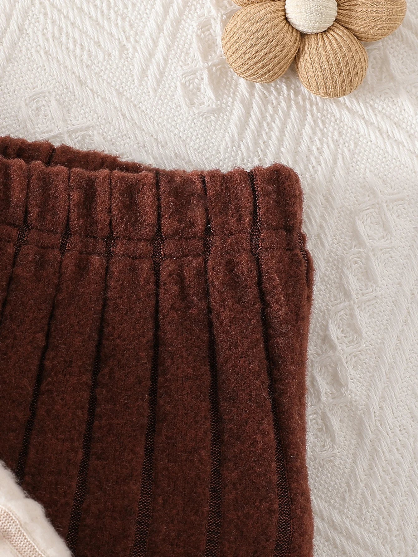 Adorable Baby Girl Autumn Outfit: Sweet Floral Bow Top & Bell Bottoms Set for Cozy Style