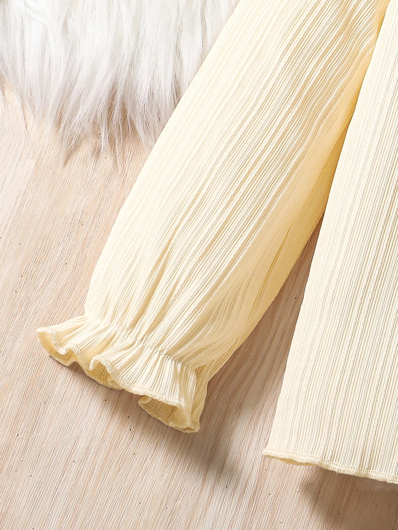 Enchanting Butterfly Print Girls' Autumn Outfit: Cute Ruffled Top & Comfy Trousers Set for Little Fashionistas